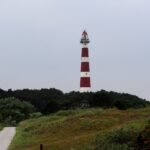 Ameland – Fähre ab Holwert, vier Dörfer und 100 km Radwege Rot-weiß gestreifter Leuchtturm Bornrif bei Hollum über den Dünen von Ameland