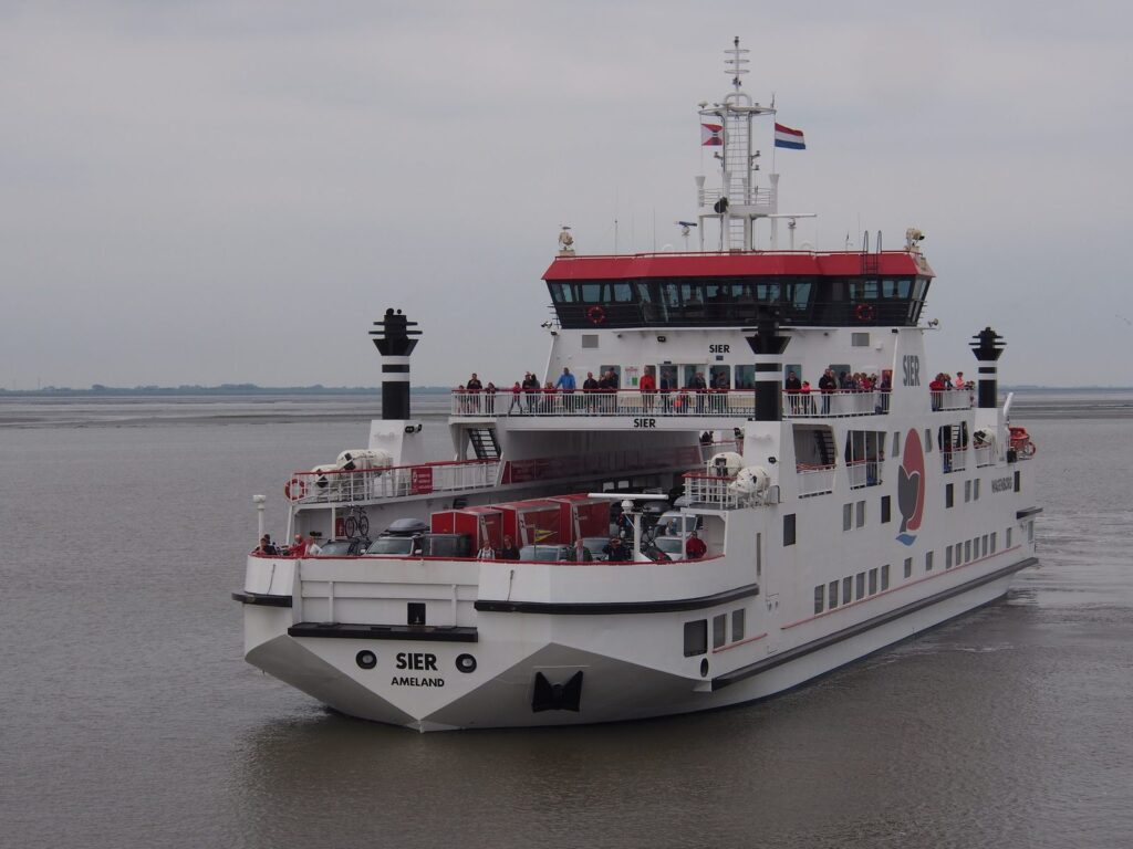 Fähre MS Sier der Reederei Wagenborg auf dem Weg nach Ameland