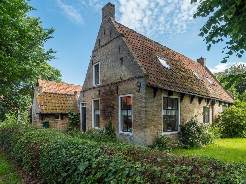 Denkmalgeschütztes Backsteinhaus mit Giebel an der Burgemeester Waldastraat in Nes auf Ameland