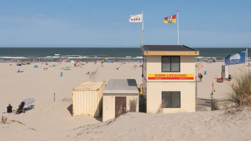 Breiter Sandstrand bei Nes auf Ameland mit Rettungsstation der KNRM