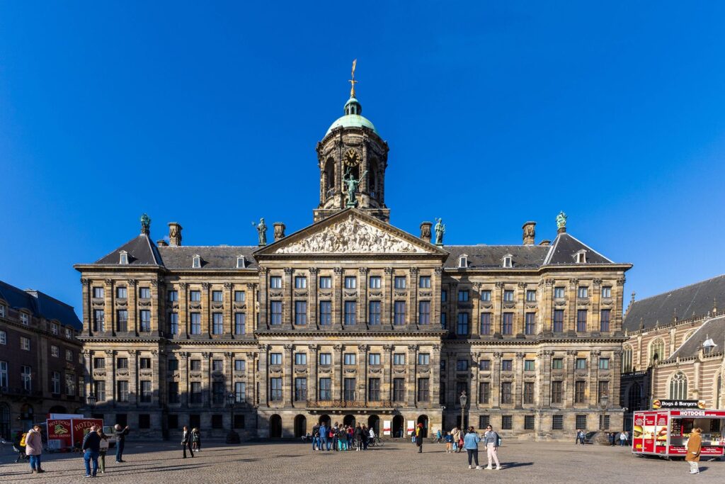 Koninklijk Paleis am Dam in Amsterdam mit Kuppelturm bei blauem Himmel