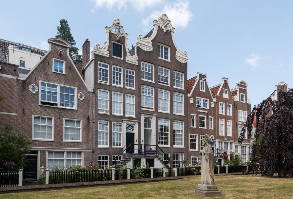Giebelhäuser und Rasenfläche im Innenhof des Begijnhof in Amsterdam