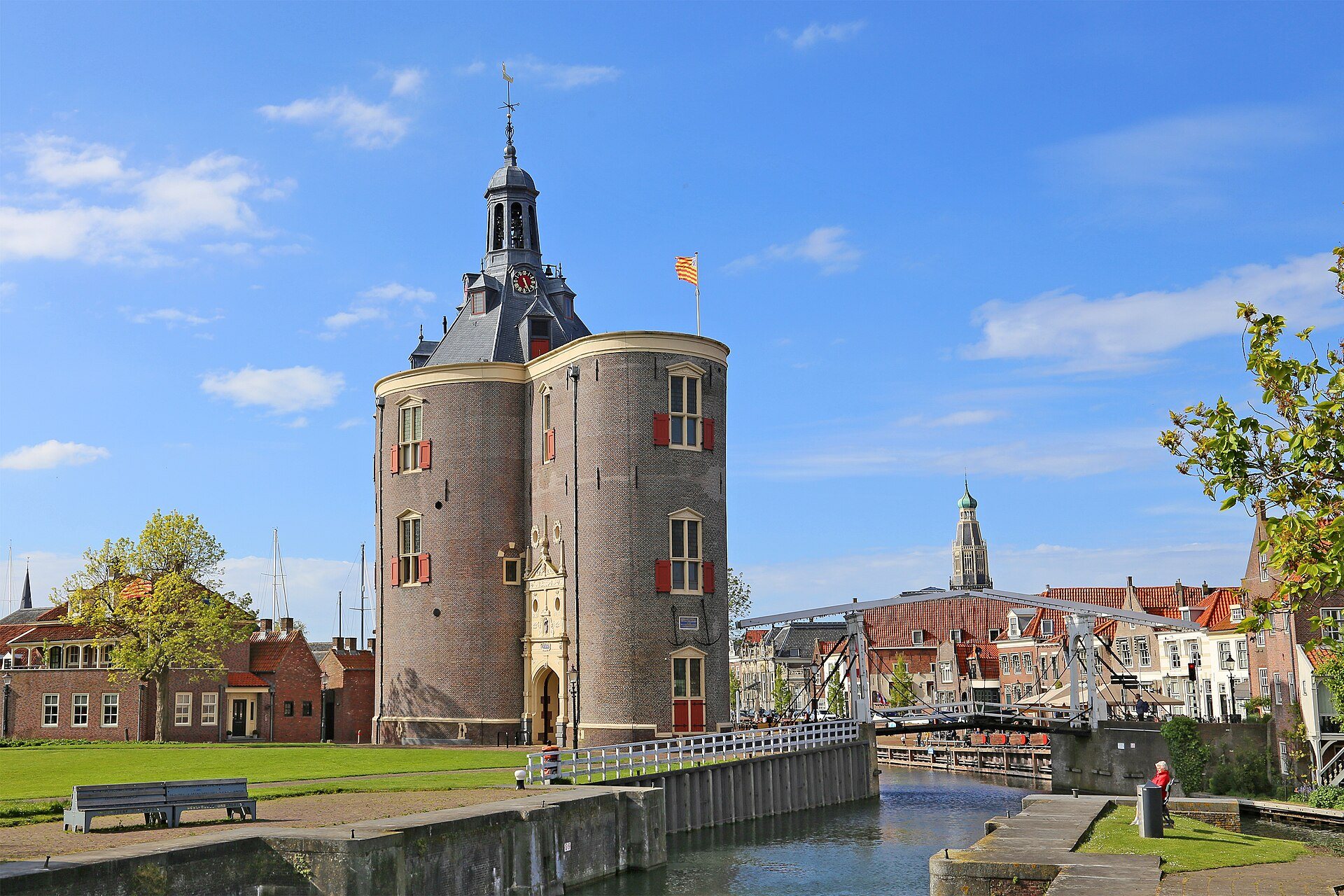 Der Drommedaris von 1540 am Hafeneingang von Enkhuizen