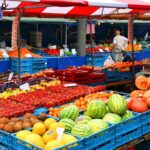 Saisonale Spezialitäten: Was isst man wann in Holland? Marktstand mit Obst und Gemüse auf dem Wochenmarkt am Grote Markt in Breda
