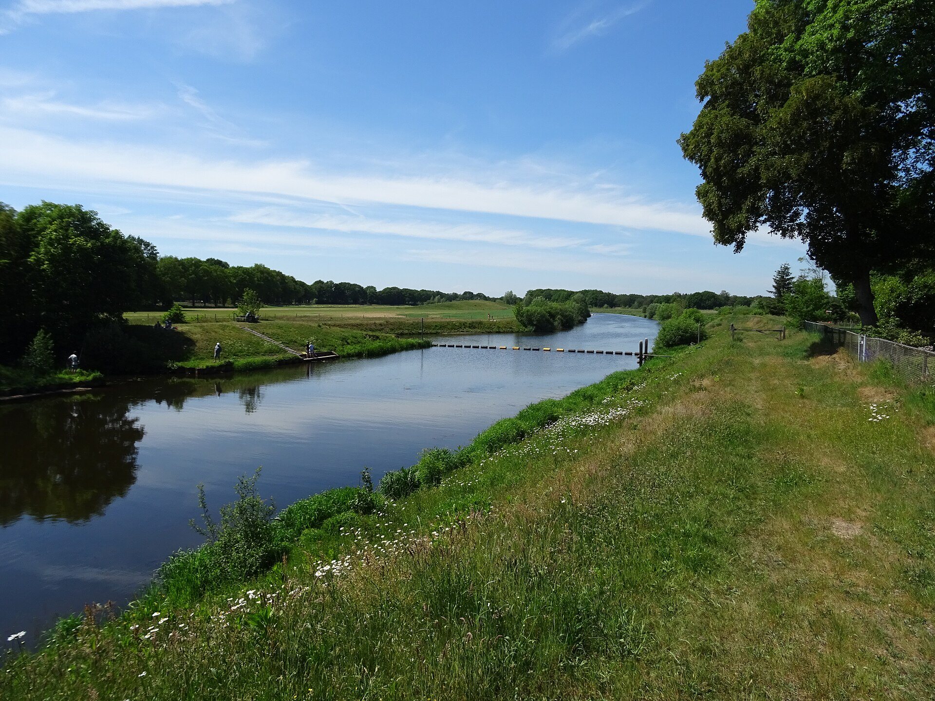 Deich und Flusslauf der Vecht bei Arriën nahe Ommen im Vechtdal