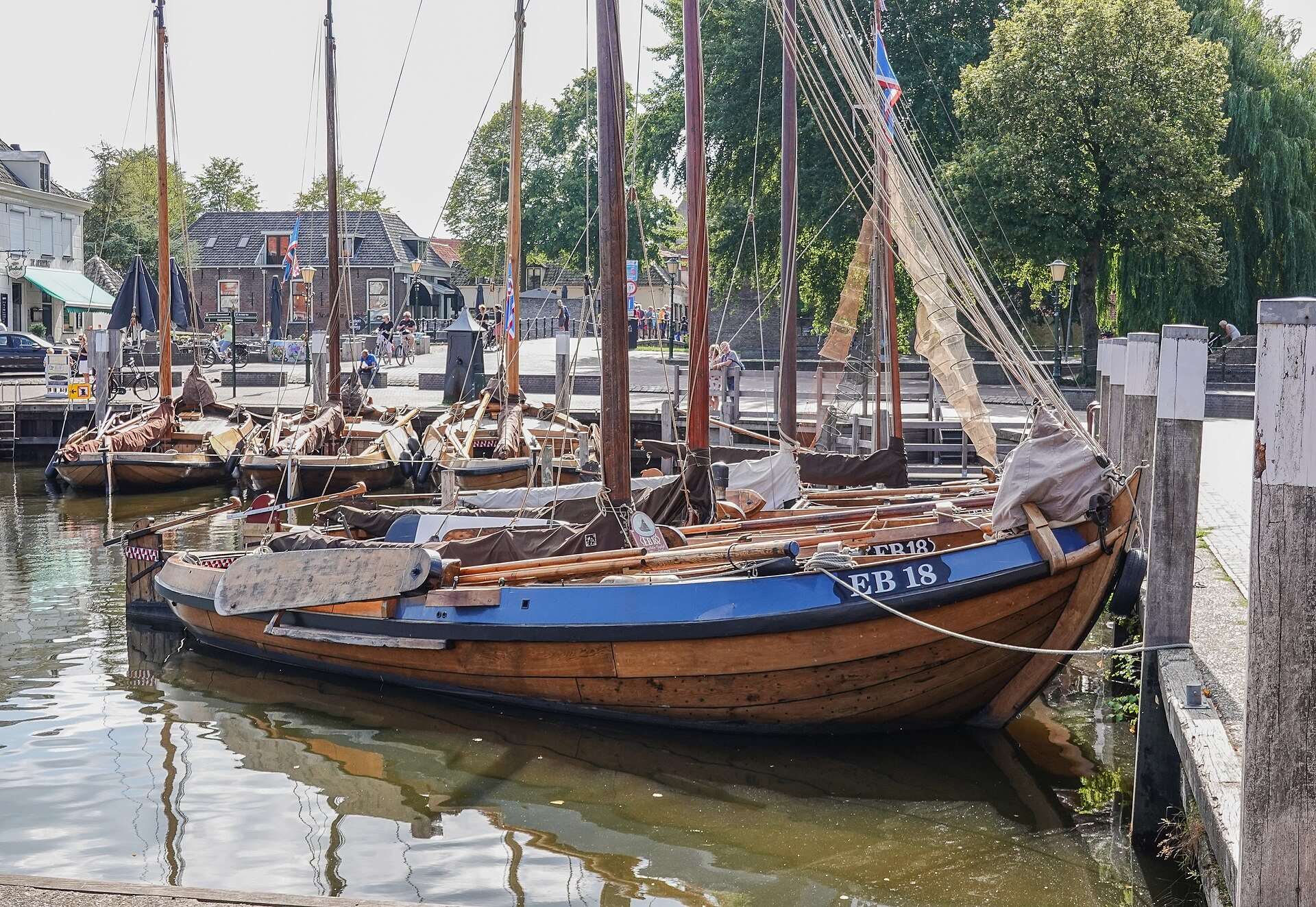 Traditionelle Botter-Fischerboote der Botterstichting im Hafen von Elburg