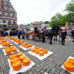 Niederländische Käsesorten im Überblick: Gouda, Edamer und mehr Käselaibe auf dem traditionellen Käsemarkt vor der Waag in Gouda