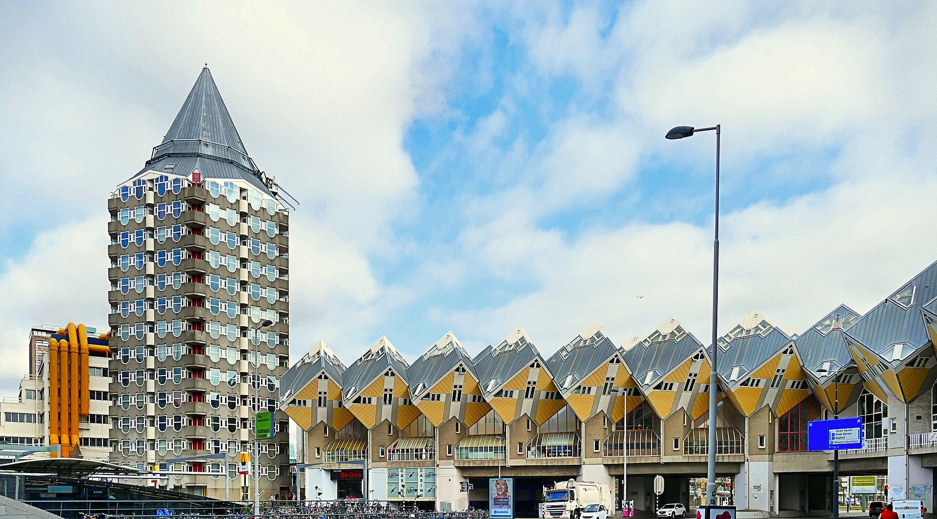Gelbe Kubushäuser und Wohnturm Het Potlood am Blaak in Rotterdam