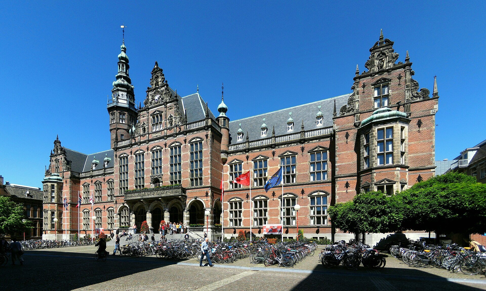 Academiegebouw der Rijksuniversiteit Groningen mit Fahrrädern davor