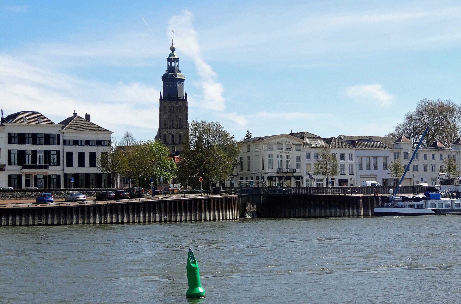 Blick über die IJssel auf die IJsselkade und den Turm der Walburgiskerk in Zutphen