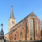 Doesburg: Hansestadt an der IJssel Die gotische Grote- oder Martinikerk mit hohem Turm in der Altstadt von Doesburg