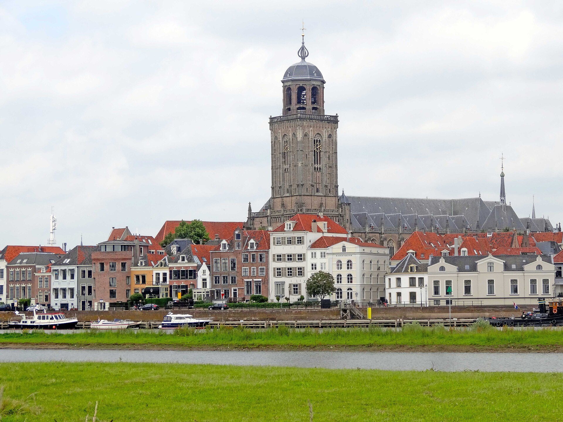 Hansestadt Deventer mit Lebuinuskirche, vom gegenüberliegenden IJsselufer gesehen