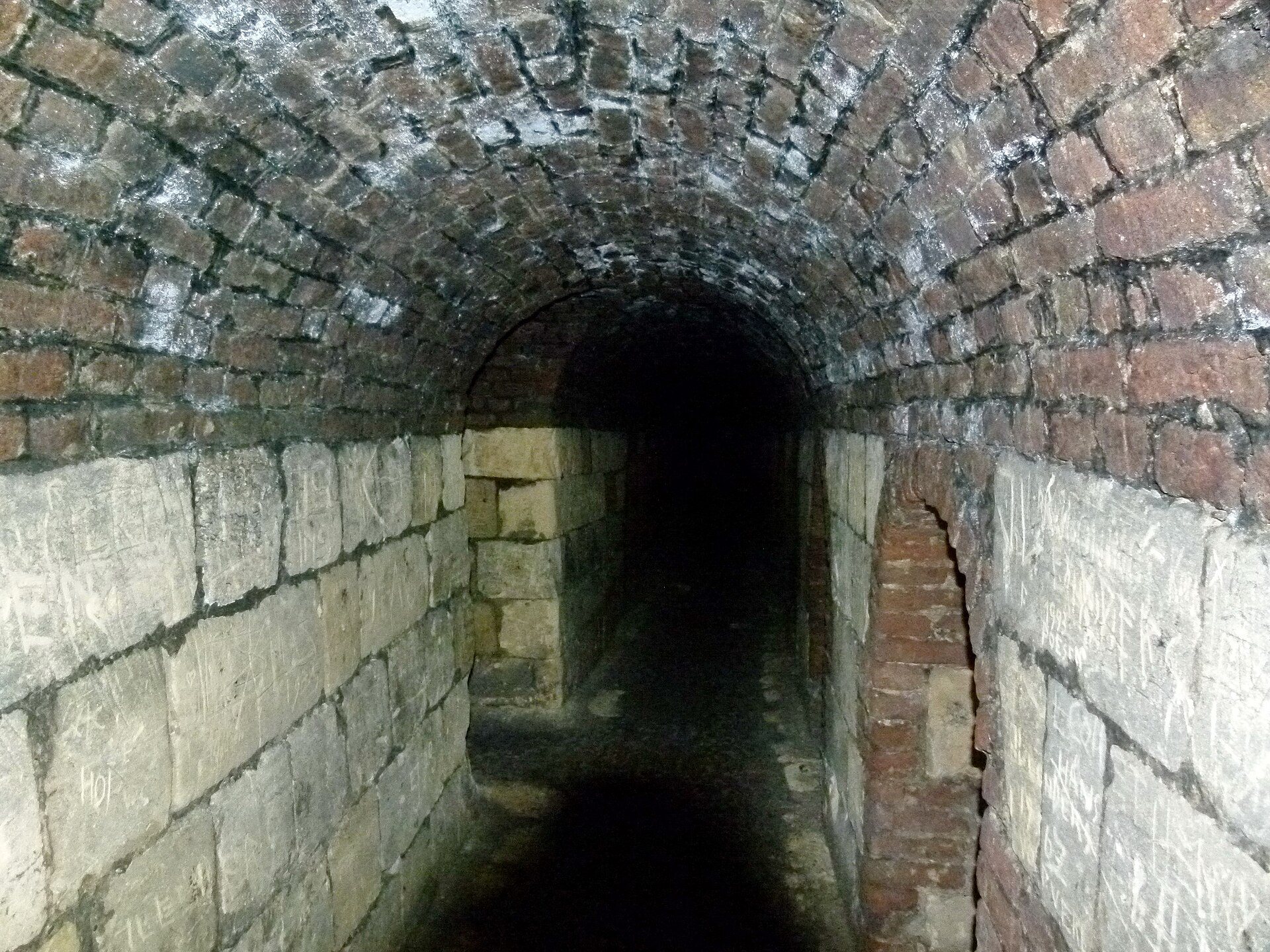 Gewölbter Gang in den Kasematten beim Bastion Waldeck in Maastricht