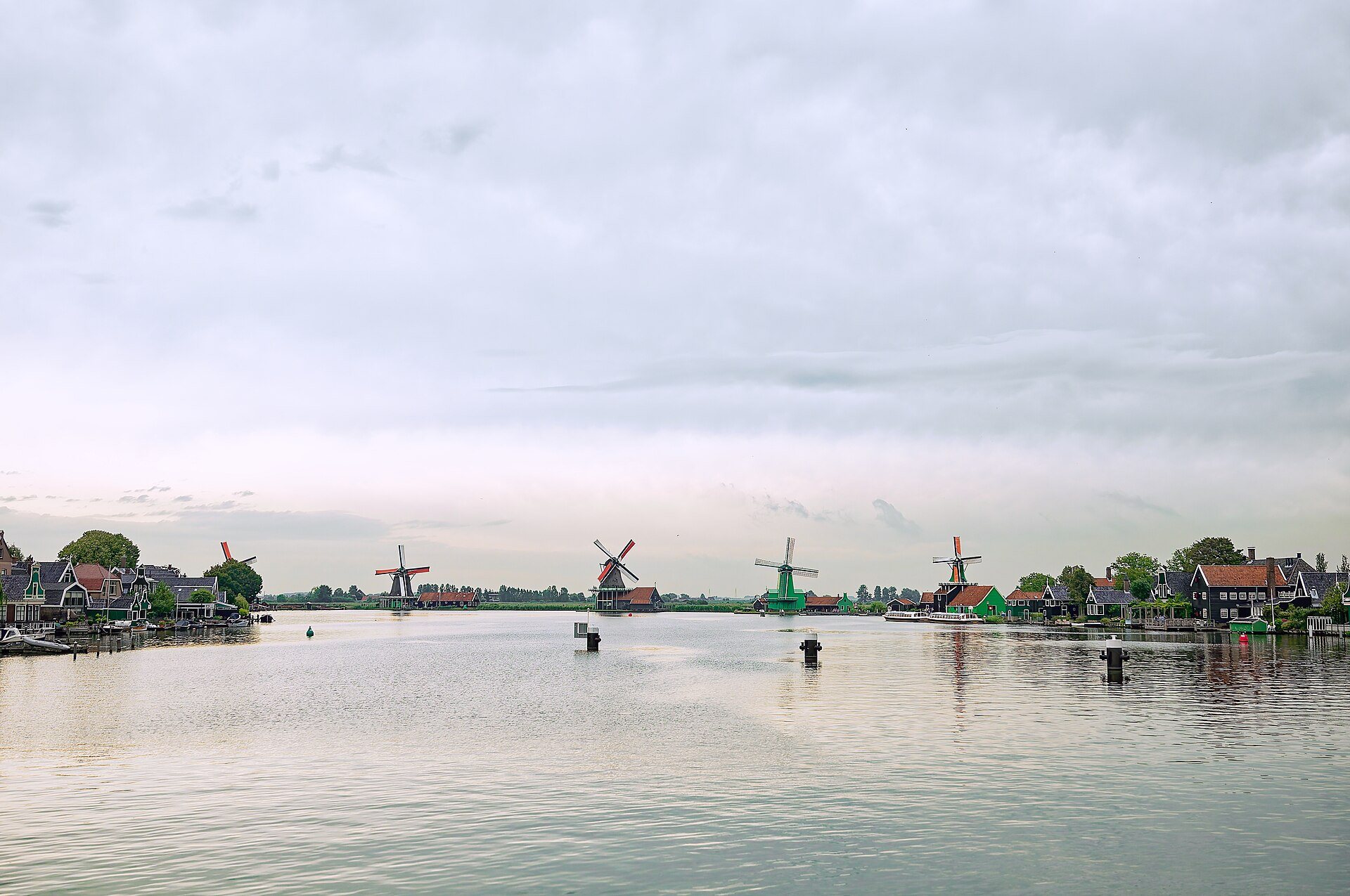 Blick über die Zaan auf die Windmühlen der Zaanse Schans