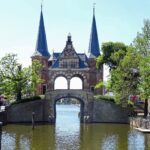 Sneek und das Waterpoort (Friesland) Das Waterpoort von Sneek mit seinen zwei Türmen über der Gracht