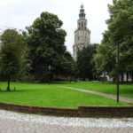 Groningen: Jung, dynamisch und voller Geschichte Martinitoren über dem Martinikerkhof im Zentrum von Groningen