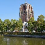 Das Leben von Mata Hari: Von Leeuwarden zur Spionin in Paris Der Oldehove, der unvollendete schiefe Kirchturm von Leeuwarden, hinter der Stadtgracht