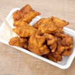Kibbeling: Der beliebte niederländische Fischsnack Frisch frittierte Kibbeling in der Schale mit Knoblauchsauce