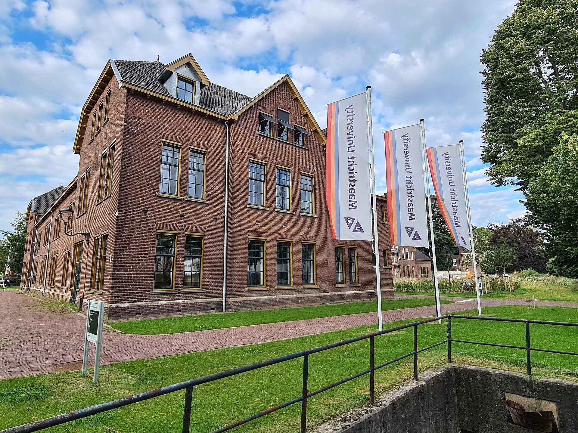 Gebäude der Universiteit Maastricht auf dem Tapijnterrein mit Fahnen