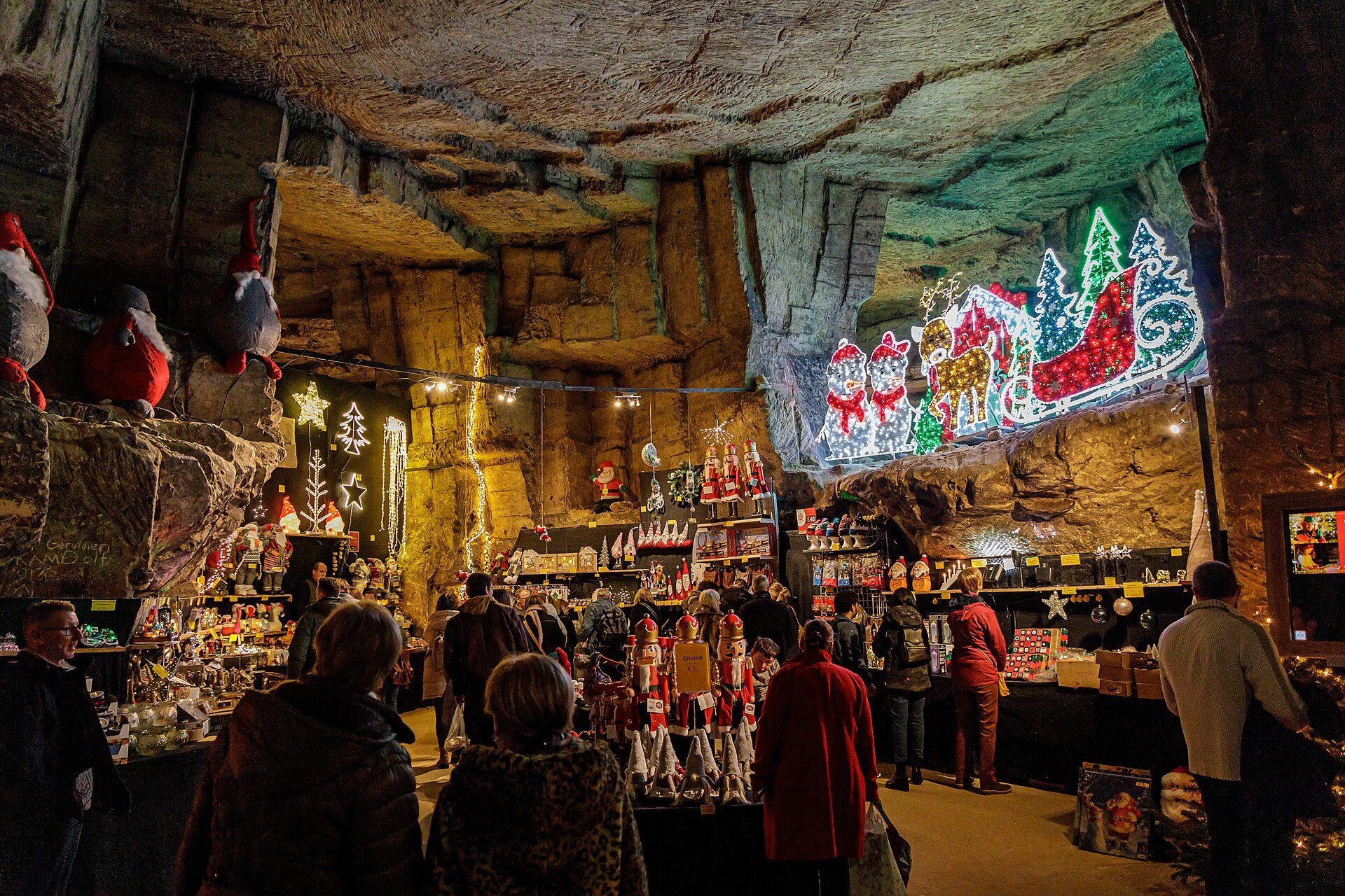 Weihnachtsmarkt in der Gemeentegrot von Valkenburg mit Lichterschmuck