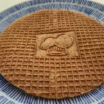 Stroopwafel: Die süße Versuchung der Niederlande Eine Stroopwafel auf einem blau gemusterten Teller aus den Niederlanden