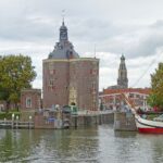 Das mittelalterliche Enkhuizen: Ein Tor zur Geschichte der Niederlande Hafen von Enkhuizen mit dem Wehrturm Drommedaris und dem Turm der Zuiderkerk