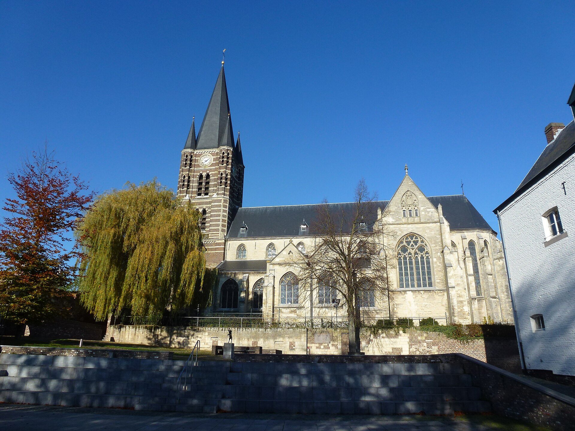 Die gotische Abteikirche Sint-Michaël in Thorn unter blauem Himmel
