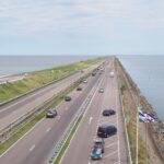Die Zuiderzeewerke: Ein Jahrhundertprojekt der Landgewinnung Autobahn auf dem Afsluitdijk zwischen Wattenmeer und IJsselmeer