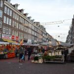 Die kulinarische Tour durch Amsterdam: Von Street Food bis Haute Cuisine Marktstände auf dem Albert-Cuyp-Markt im Amsterdamer Viertel De Pijp