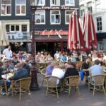Trinkgeld-Etikette in Restaurants, Cafés und Taxis in den Niederlanden Gut besuchte Caféterrassen auf einem Platz in einer niederländischen Innenstadt