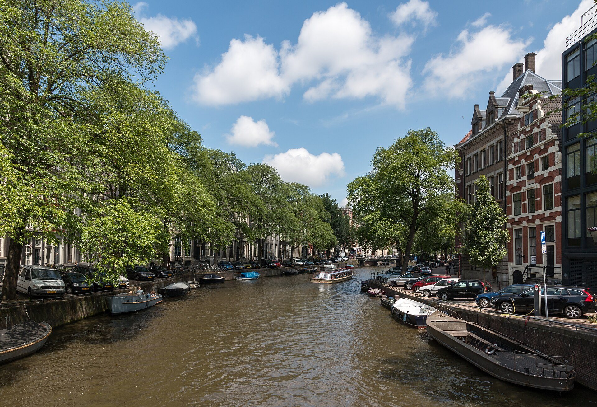 Grachtenhäuser und Bäume entlang der Herengracht in Amsterdam