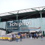 Amsterdam Flughafen: Ausstattung, Anreise und Parken Eingang von Schiphol Plaza am Flughafen Amsterdam mit Schriftzug Schiphol