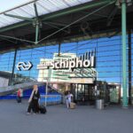 Niederländische SIM-Karte oder eSIM für Touristen: Optionen & Anbieter Schiphol Plaza, der zentrale Ankunftsbereich am Flughafen Amsterdam Schiphol