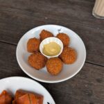 Bitterballen selber machen: Rezept für den Kneipen-Klassiker Bitterballen mit Senf in einer Schale im Theehuis im Amsterdamer Vondelpark