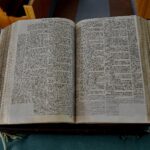 Die Entwicklung der niederländischen Sprache Aufgeschlagene Statenbijbel (Statenvertaling) in der Kirche von Blessum in Friesland
