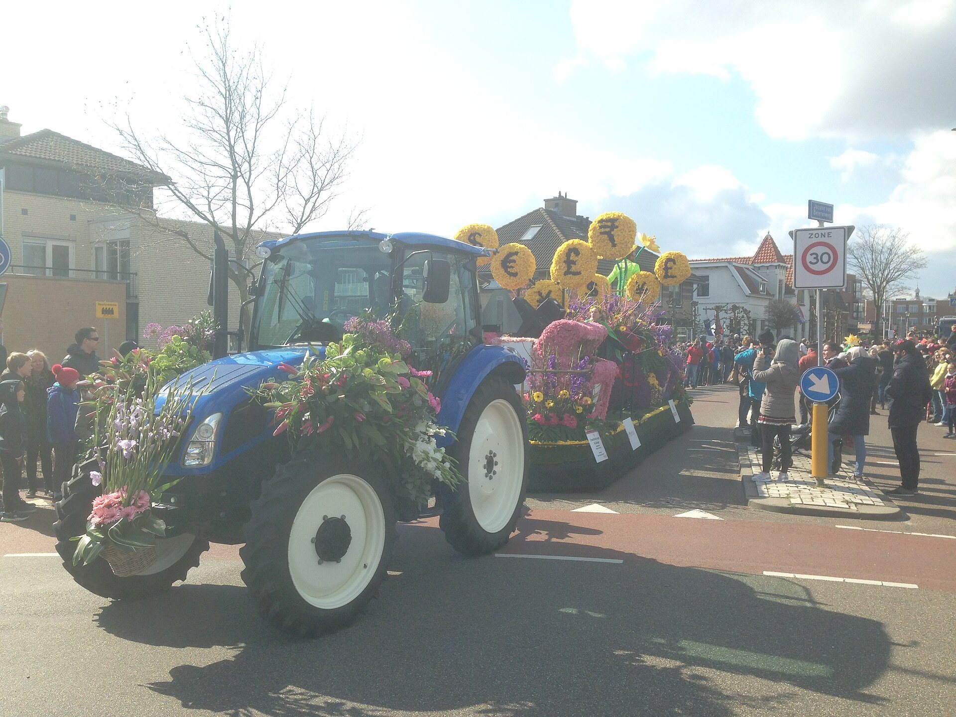 Blumengeschmückter Wagen beim Blumencorso Bollenstreek in Voorhout