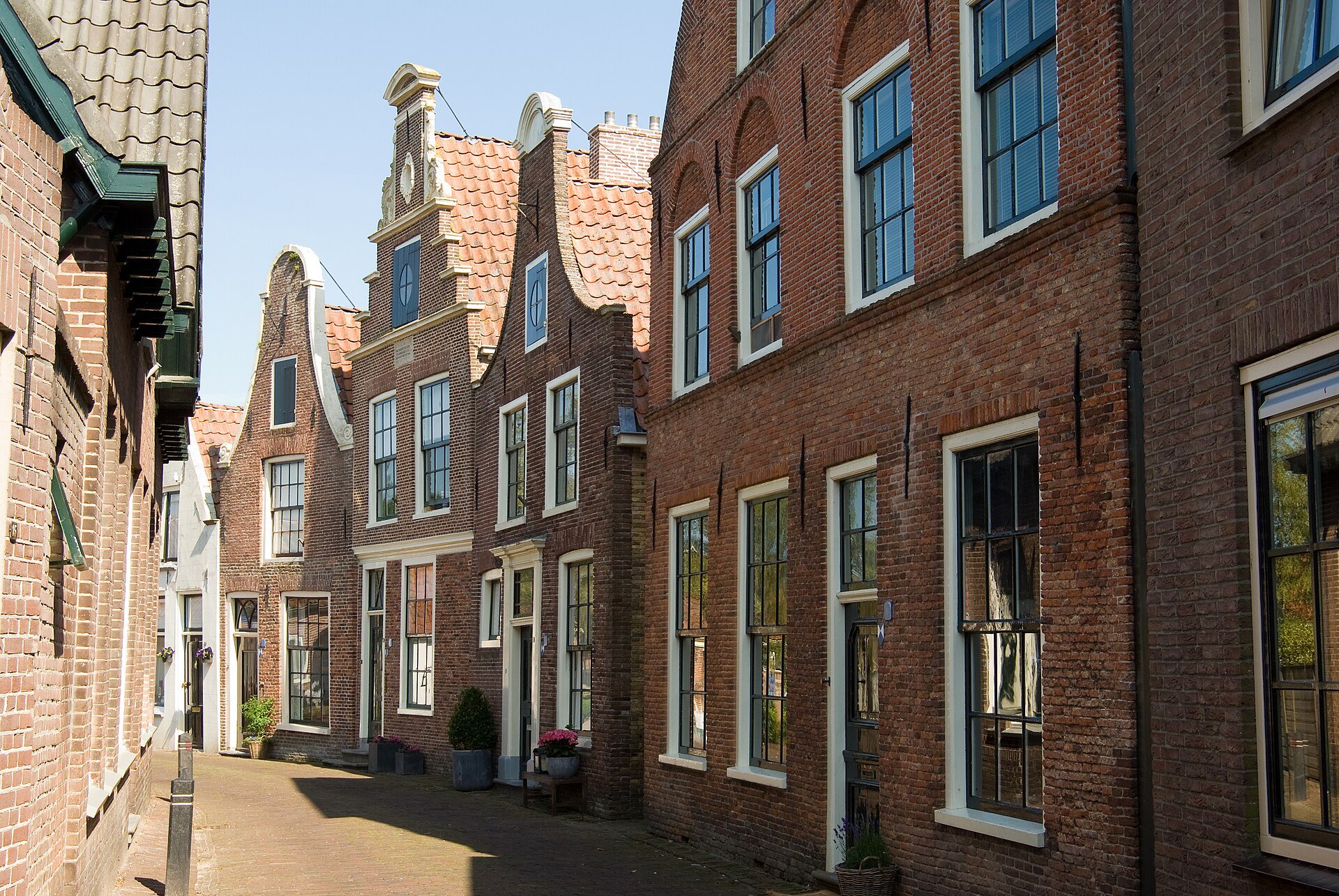 Backsteinhäuser mit Treppengiebeln in einer Gasse im Ortskern von Blokzijl