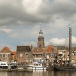 Blokzijl: Hafenstädtchen in Overijssel Hafenbecken von Blokzijl mit Plattbodenschiffen und Kirchturm