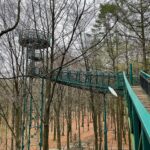 Der Baumkronenpfad in den Niederlanden: Das Boomkroonpad in Drouwen Stahlsteg und Aussichtsturm des Boomkroonpad im Wald bei Drouwen in Drenthe