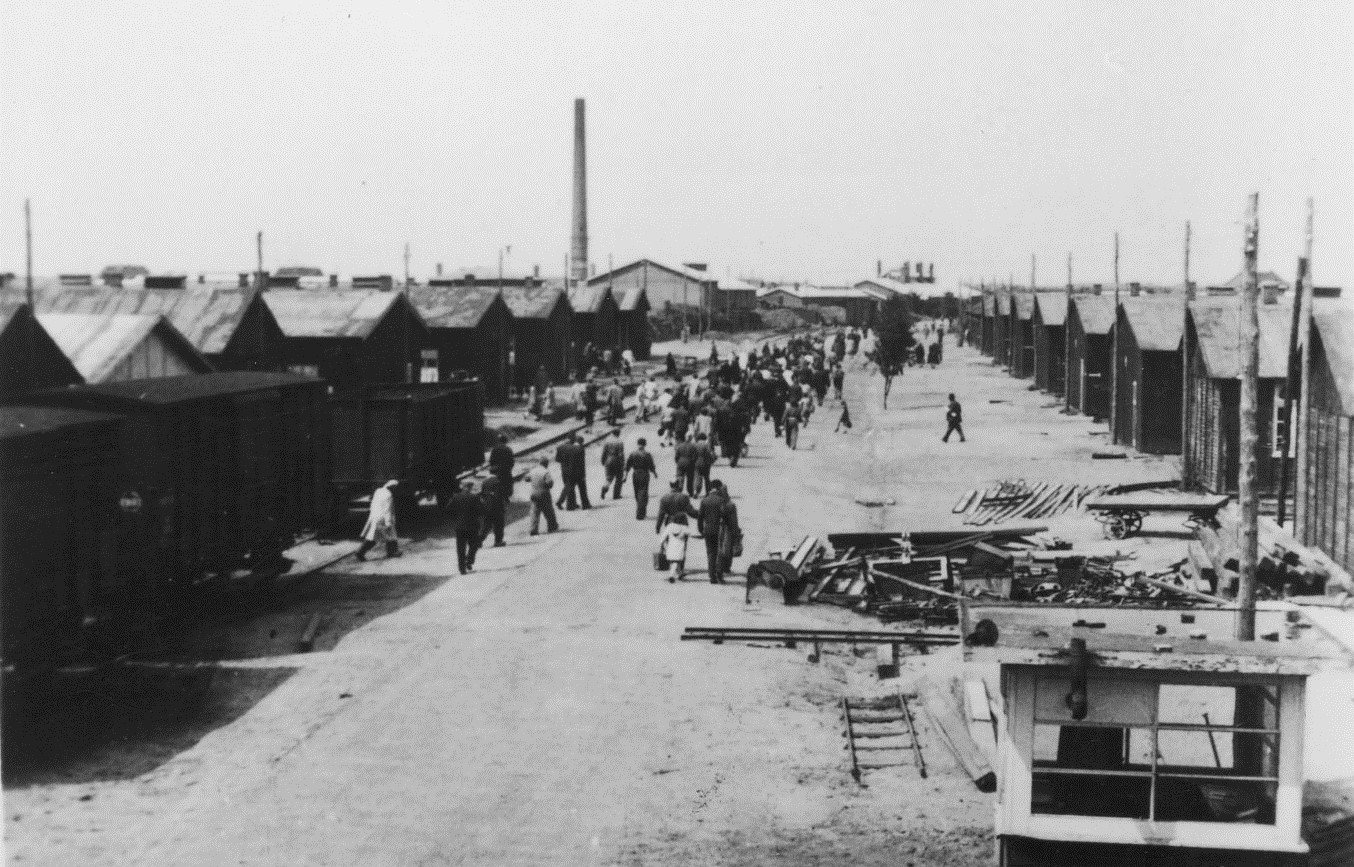 Historische Aufnahme der Lagerstraße „Boulevard des Misères“ im Lager Westerbork