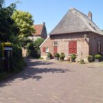 Bronkhorst: Kleinste Stadt der Niederlande? (Gelderland) Reetgedecktes Backsteinhaus an der Bovenstraat im Städtchen Bronkhorst