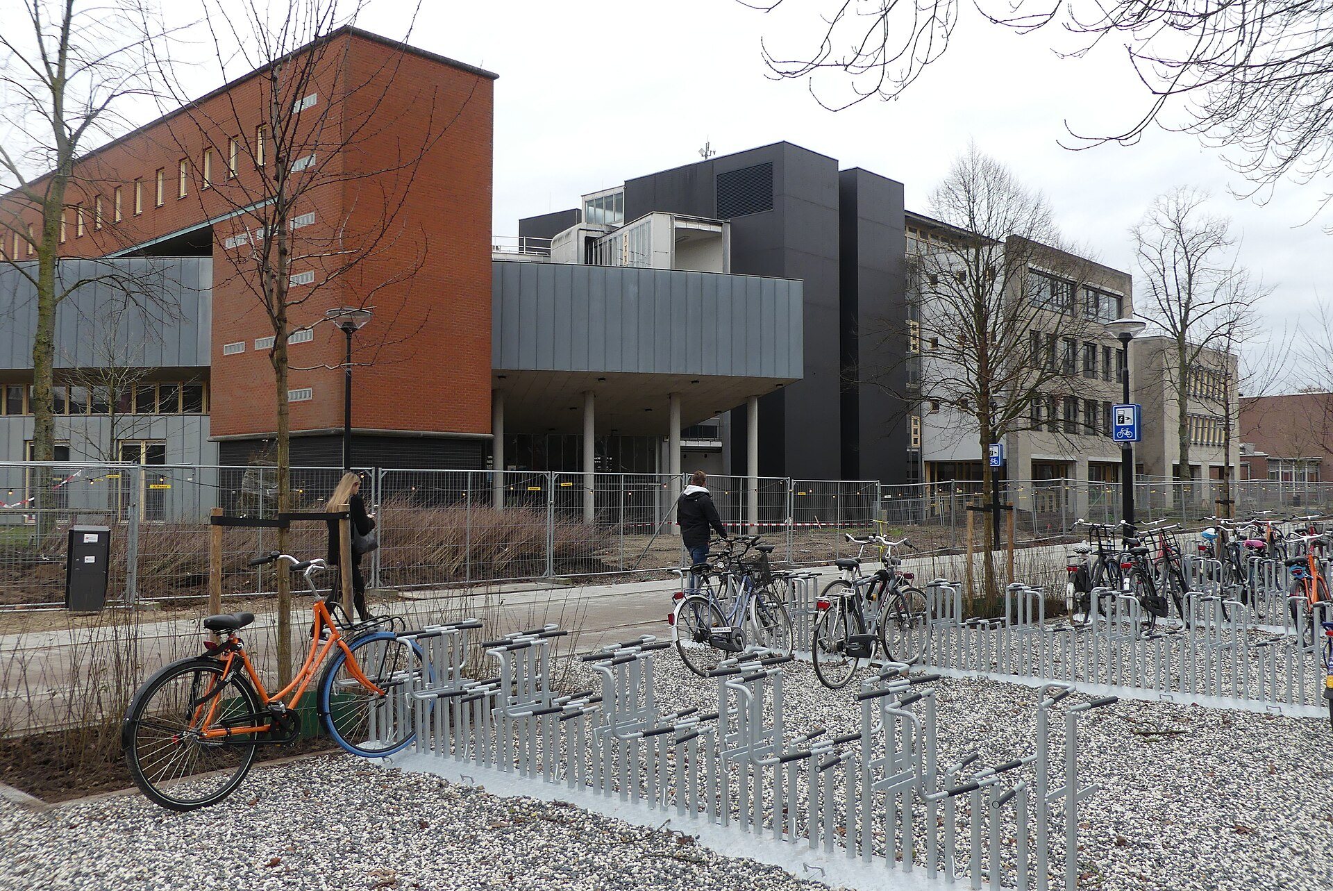 Gebäude der Breda University of Applied Sciences mit Fahrradständern