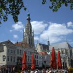 Breda: Geschichte und Moderne in Noord-Brabant Grote Markt in Breda mit Straßencafés und dem Turm der Grote Kerk