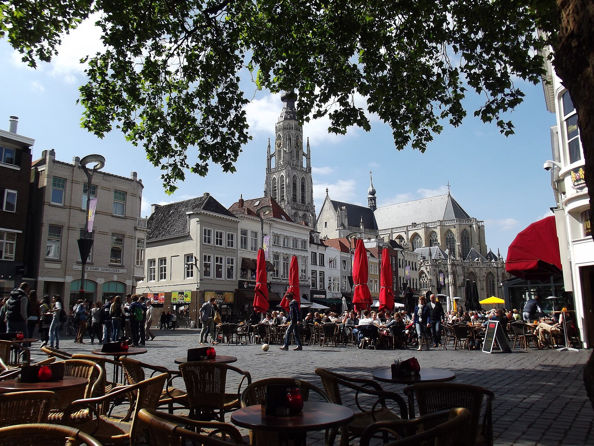 Terrassen von Cafés am Grote Markt in Breda mit Blick auf die Grote Kerk