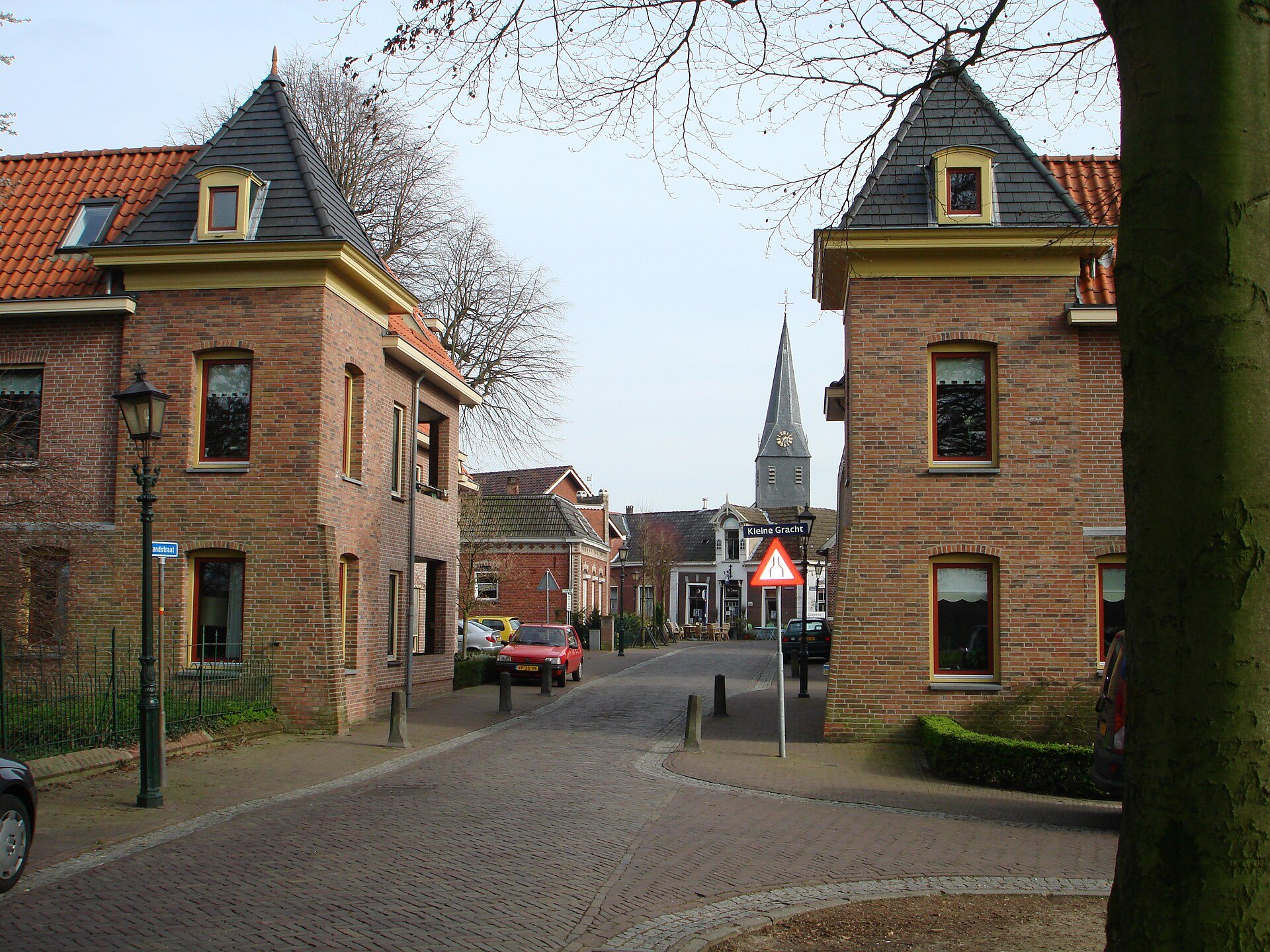 Gasse mit Torhäusern und Kirchturm im Städtchen Bredevoort im Achterhoek