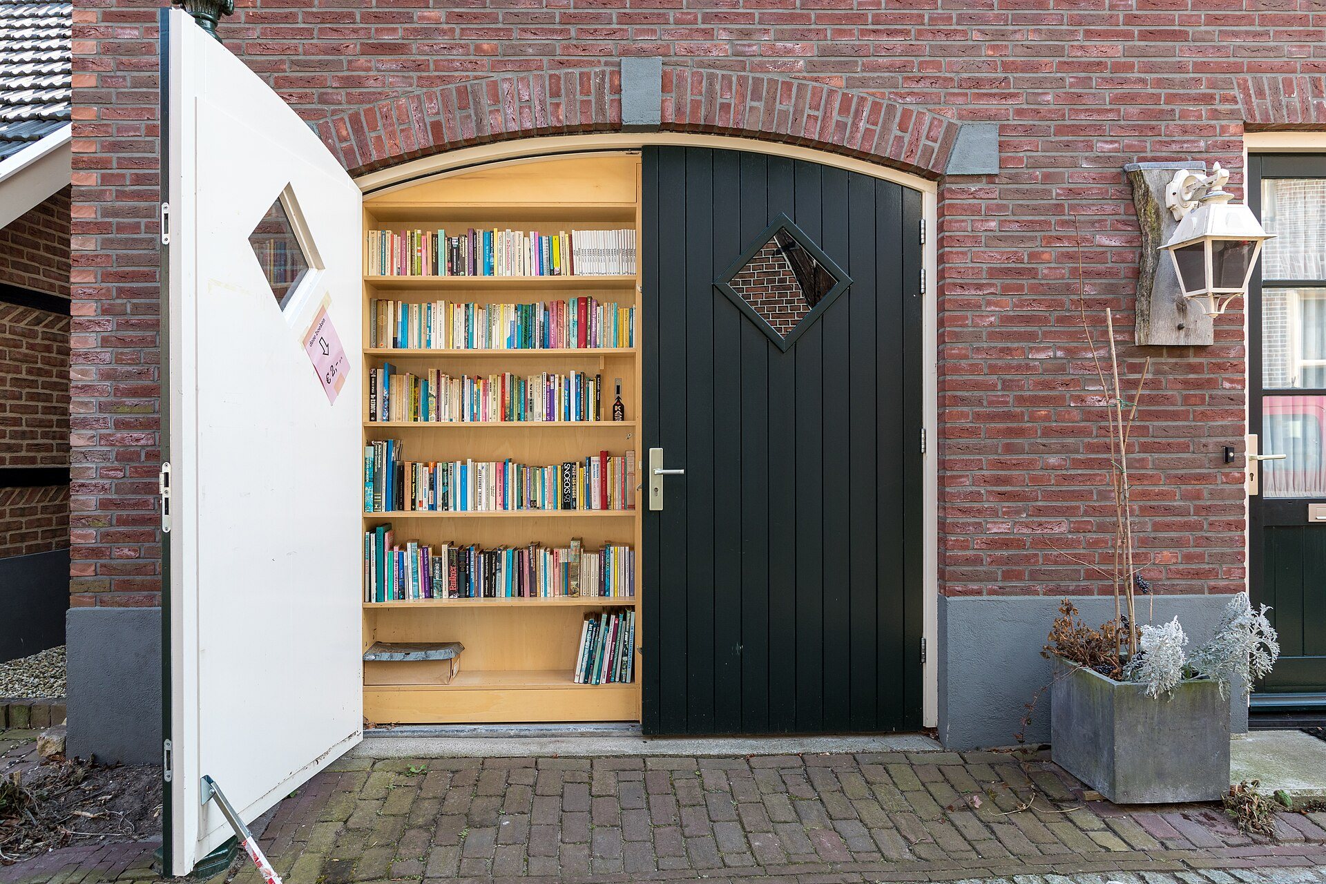 Offenes Bücherregal im Hauseingang eines Antiquariats in Bredevoort