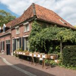 Das Bücherdorf Bredevoort (Achterhoek): Ein umfassender Reiseführer Antiquariat mit Bücherständen vor dem Haus an der Gasthuisstraat in Bredevoort