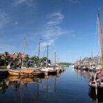 Spakenburg: Traditionelles Dorf am Eemmeer Traditionelle Botters und Backsteinhäuser im alten Hafen von Spakenburg