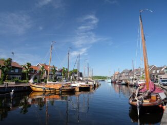 Traditionelle Botters und Backsteinhäuser im alten Hafen von Spakenburg