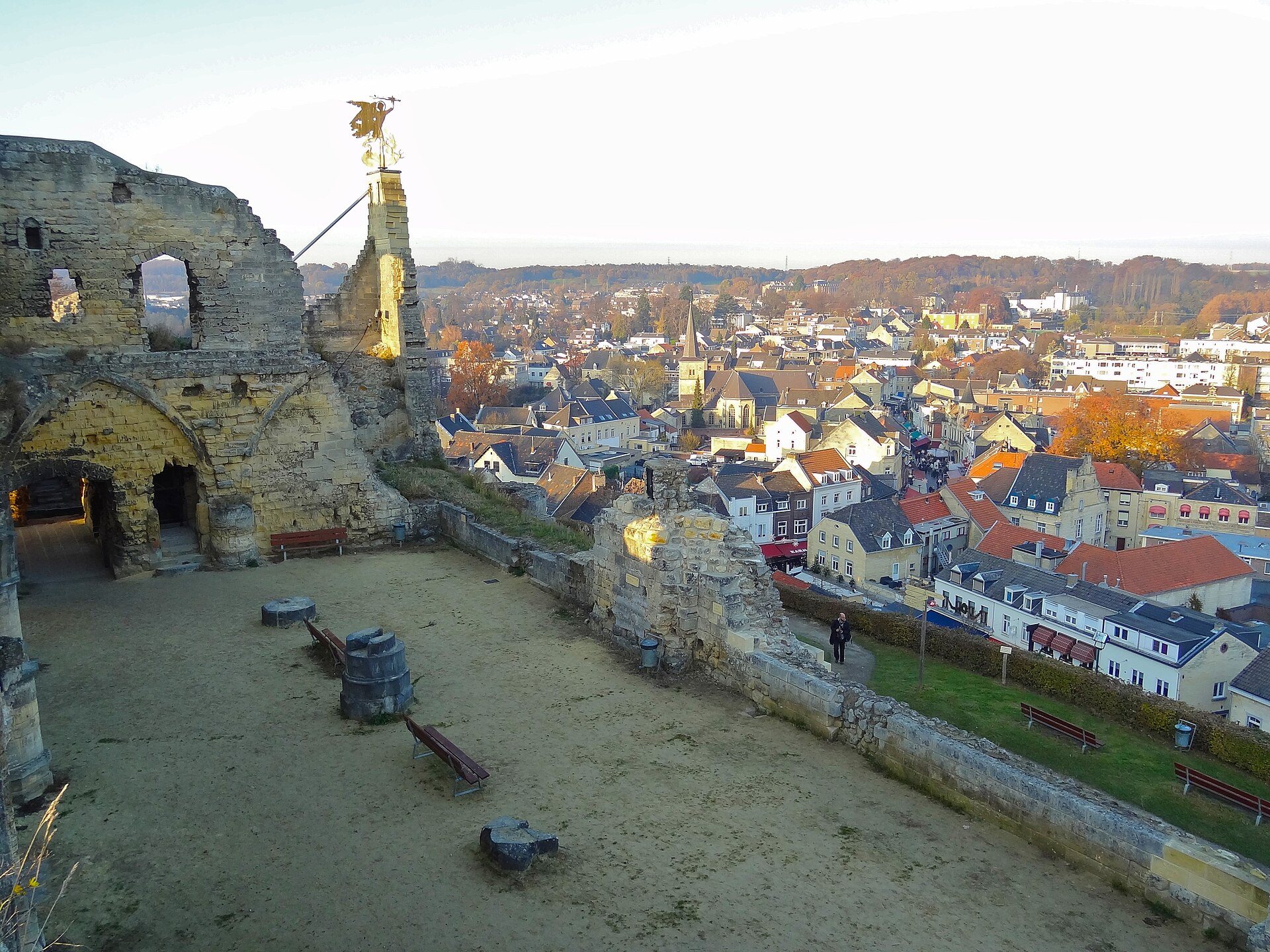 Blick von der Burgruine Valkenburg über die Dächer von Valkenburg